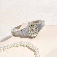 Montre-bracelet vintage pour femme, cadran ovale rétro, bracelet manchette, montre à quartz, ton argenté, bijoux de mode