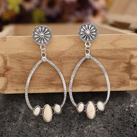 Boucles d'oreilles pendantes Western Stud Silvertone avec fausses pierres crème Style Boho Boucles d'oreilles en forme de larme turquoise estampillées à la main pour femmes