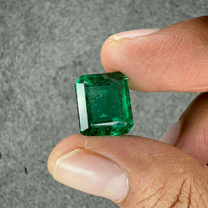 Émeraude naturelle zambienne de 12,48 carats, forme octogonale, grande pierre précieuse verte intense, pour bijoux fins sur mesure de luxe - Product Image 1