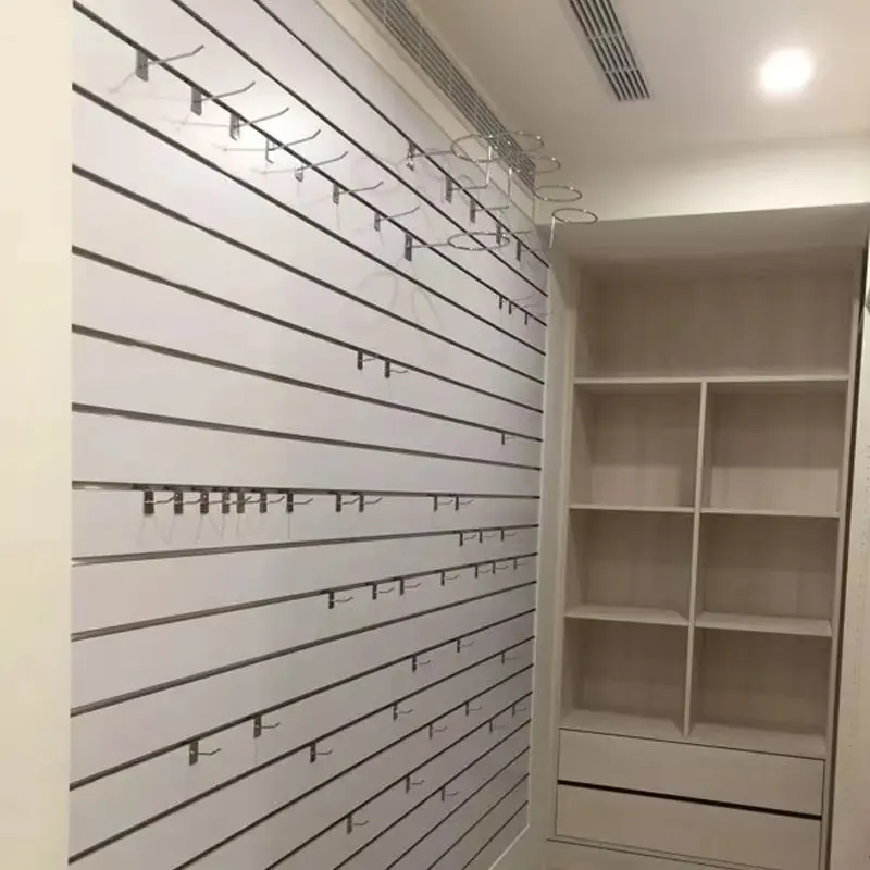 ผนัง Slat ตกแต่ง Slatwall ที่กําหนดเอง 8*4 ฟุตไม้ Slat ผนังไฟเบอร์บอร์ด 18 มม.Slotted Groove Slatwall Mdf แผง/จอแสดงผลแผงสําหรับ Store จอแสดงผล