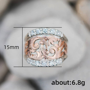 Anello Bicolore Vintage Stile Reale con Incisioni in Rilievo, Accessorio Moda Unisex - Product Image 4