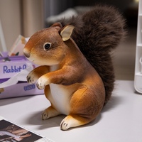 Peluche d'écureuil réaliste et adorable avec une queue moelleuse, douce et câline, disponible en deux tailles, idéale pour les cadeaux et la décoration intérieure