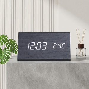 Réveil numérique triangulaire en bois, commande vocale, affichage de la température, horloge de table LED intelligente, fabricant, logo personnalisé, décoration en bois - Product Image 1