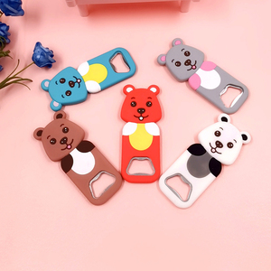 Décapsuleur magnétique de réfrigérateur en PVC motif ours de dessin animé avec logo personnalisé, porte-clés/mousqueton en PVC souple, article promotionnel du fabricant - Product Image 2