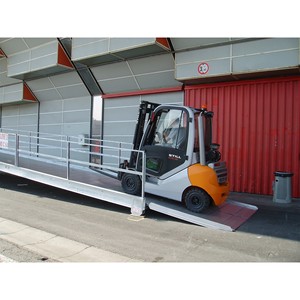 Rampa Móvil de Aluminio para Patio TM PEDANE KING120, Marco de Acero Galvanizado Manual, Capacidad de 8000 kg, Cumple con la Norma EN1398 - Product Image 4