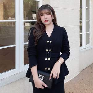 Ensemble tricoté pour femmes grandes tailles, jupe midi noire, haut avec boutons, couleur unie N8225 - Product Image 3