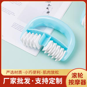 Masajeador manual de plástico con ruedas dobles y mango redondo para masaje de piernas, cintura, cadera y espalda. - Product Image 5