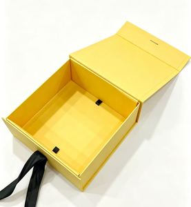 Caja de Regalo Rígida Amarilla de Forma Rectangular con Cinta Negra, Forro de Cartón de Alta Gama, Material de Cartón Marfil - Product Image 1