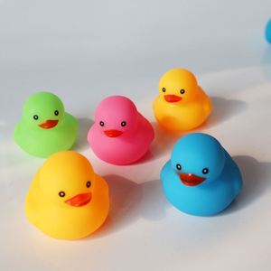 Xj458 Mini Pato de Goma Personalizado con Logotipo y Forma, Juguete Flotante para Baño de Niños, Regalo Promocional al por Mayor - Product Image 5