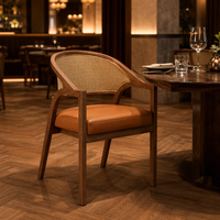 Chaise de salle à manger en rotin, fauteuil en bois avec dossier en cannage, assise et accoudoirs rembourrés de couleur beige pour salle à manger, restaurant, hôtel