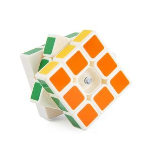 Cubo di Rubik 3x3 Xinhen con Rotazione Fluida a Molla, Angoli Arrotondati, per Competizioni di Velocità, Scatola Espositiva Verticale Monocolore per Giocattoli - Product Image 4