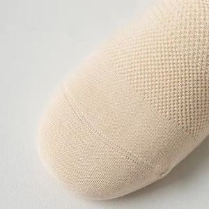 Chaussettes de Pilates personnalisées de haute qualité, antidérapantes, avec grip, pour femmes, chaussettes de barre, avec logo personnalisé, chaussettes de cheville en gros - Product Image 4