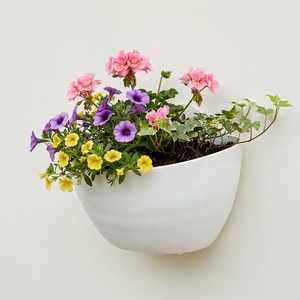 Pots de plantes muraux en plastique blancs modernes en forme de demi-lune avec grille de drainage inférieure pour la décoration de jardins verticaux (vente en gros) - Product Image 1