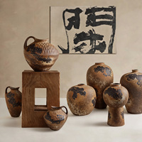 Collection de vases en céramique texturée rustique Wabi-Sabi, faits à la main, en brun et noir vieillis, pour fleurs