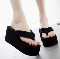 Meilleures ventes : Tongs compensées populaires en TPR pour femme, avec talon compensé et coussinets, vente en gros