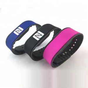 Precio de fábrica Mifare clásico 4K banda dos colores NFC silicona RFID pulsera gimnasio pulsera para piscina