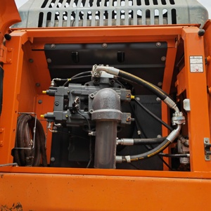 รถขุดตีนตะขาบ Doosan DX500LCA มือสอง ขนาดใหญ่พิเศษ รุ่นปี 2022 น้ำหนัก 50 ตัน ชั่วโมงการใช้งานต่ำ เครื่องยนต์หลัก ปั๊มเกียร์ แบริ่ง - Product Image 4