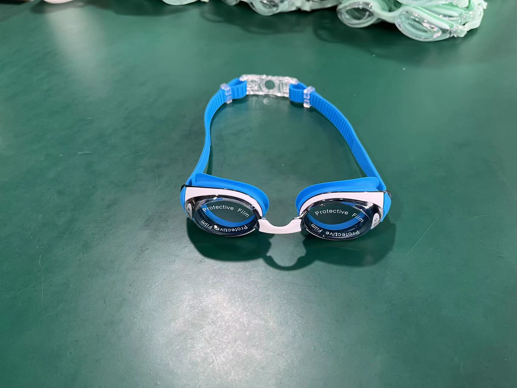 Película plana azul, blanca y gris.