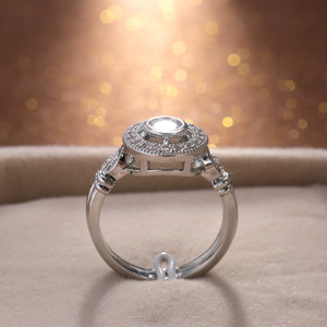 Elegante anello cavo testurizzato per donna, gioielli alla moda con design intarsiato scintillante - Product Image 3
