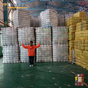 Friperie Prima Scelta Gonna Corta in Jeans Usata Abbigliamento di Seconda Mano Donna Lotto Misto 100kg Pallet - Product Image 3