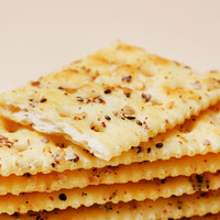 Suministro directo de fábrica Crispy 180g Quinoa Salty Tricolor Soda Crackers en caja para el té de la tarde Precio barato