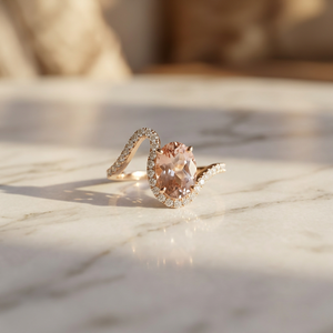 Bague torsadée SARVOTTAM en or jaune 14 carats avec saphir rose naturel et diamants naturels micro-sertis, bijoux de luxe pour mariage - Product Image 1