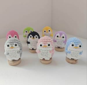 Pingüino de Ganchillo Hecho a Mano con Palabras de Energía Positiva, Superventas - Product Image 1