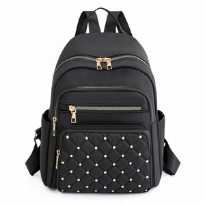 Mochila minimalista de lunares de Color sólido a la moda europea y americana de gran capacidad para mujer, mochila con remaches de diamantes, 2024 - Product Image 1