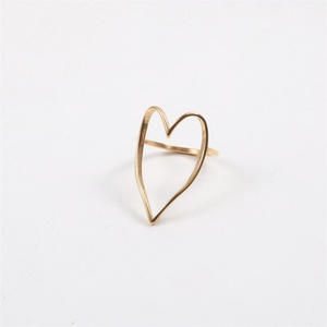 Anillo de Acero Inoxidable Chapado en Oro con Forma de Corazón Hueco Grande, Joyería de Moda para Mujer - Product Image 4