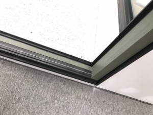 ประตูบานเลื่อนกระจกกรอบอลูมิเนียมสีเทาอ่อนดีไซน์ใหม่ทันสมัย - Product Image 3