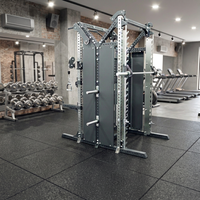 Rack de musculation Smith avec colonne de poids, système de tirage croisé par câble, barre de traction, station de dips et crochets de sécurité pour salle de sport commerciale