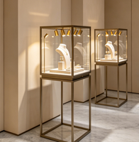 Vitrine d'exposition personnalisable haut de gamme en verre avec éclairage LED, durable et facile à nettoyer, pour bijoux, montres et présentation en magasin.