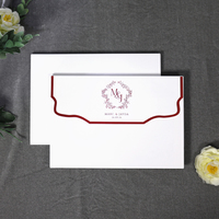Undangan Pernikahan Lipat Dua Motif Bunga Burgundy Custom dengan Monogram Foil dan Amplop untuk Acara Pertunangan, Pernikahan, Pesta, dan Upacara