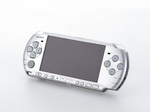 ชุดเครื่องเล่นเกมพกพา PSP 2000 ครบชุด พร้อมการ์ดหน่วยความจำและเครื่องอ่านการ์ดสำหรับจัดเก็บเกม - Product Image 5
