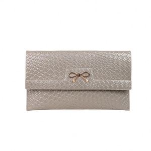 Pochette da donna in stile boho con ricami di perle, perfetta per feste ed eventi notturni. Un classico che aggiunge fascino. - Product Image 1