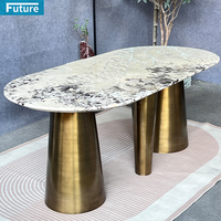 Table à manger ovale de plus grande taille en marbre Pandora 8 places avec pied en métal doré pour villa manoirs appartement hôtel restaurant
