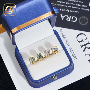 Boucles d'oreilles clous en moissanite, plaqué or 18 carats, taille brillant ronde, sertissage clos, classiques, unisexe, pour usage quotidien - Product Image 3