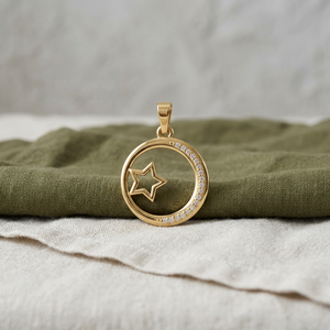 Elegante Colgante Celestial de Plata con Moissanita, Diseño de Estrella en Luna Creciente, con Acentos de Diamantes Pavé, Joyería Fina de Lujo para Mujer - Product Image 1