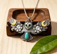 Collar de Turquesa con Diseño de Búho, Flor y Luna |   Joyería May Flower Moon Wisdom |   Collar Unisex Plateado con Diseño de Búho Estampado Estilo Western