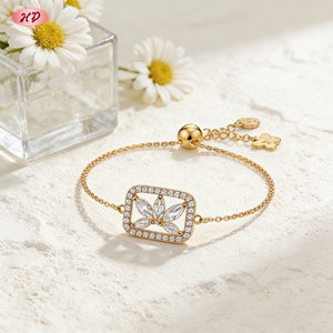 Bracelet de poignet délicat et élégant en laiton plaqué or 18 carats, avec cadre carré, feuille et zircone cubique, chaîne coulissante réglable, bijou de main tendance - Product Image 1