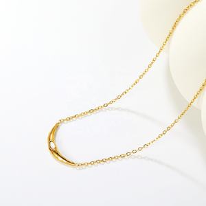 Collar de Acero Inoxidable con Colgante de Barra Curva Chapado en Oro de 18K, Incrustaciones de Perlas, Estilo Minimalista para Mujer - Product Image 3