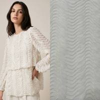 Tissu léger 100 % polyester à texture ondulée blanche, broderie perlée au crochet, tulle superposé plissé, broderie de perles en chaîne