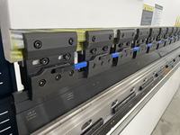 Presse plieuse électro-hydraulique synchronisée 130T 4000mm CNC, machine de pliage à haute précision avec axes Y1 Y2 pour le métal