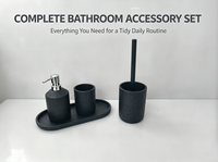 Ensemble d'accessoires de salle de bain en résine noire texturée, design moderne : distributeur de savon liquide, gobelet, plateau de toilette, porte-brosse WC