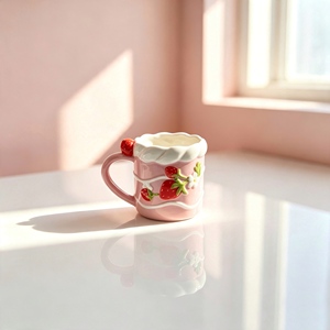 Mug en céramique rose 3D en forme de <span class=keywords><strong>fraise</strong></span>, bord ondulé crème, motif fruit et fleur en relief, tasse à café créative faite à la main en porcelaine, tasse à eau - Product Image 1