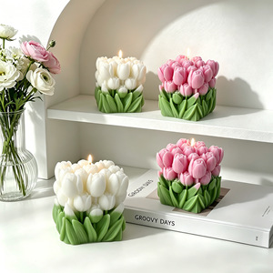 Bougie parfumée en forme de bouquet de tulipes avec base texturée en feuilles vertes et ornements floraux en cire simulant <span class=keywords><strong>le</strong></span> printemps - Product Image 3