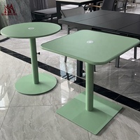 Meubles de patio extérieur Table basse carrée de jardin avec trou de parapluie Table à manger en aluminium pour restaurant Bistro et café