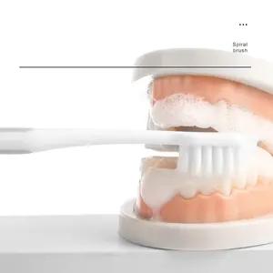 فرشاة أسنان متعددة الألوان مخصصة متخصصة للكبار ذات شعيرات لينة للتنظيف العميق