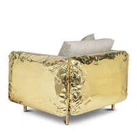 Fauteuil moderne artisanal en cuir avec accents en laiton martelé, élégance irréprochable