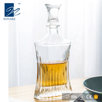 Ensemble de verres à whisky carrés NOVARE personnalisés avec carafe de 700 ml en verre sans plomb pour un usage domestique, comprend 4 verres, coffret cadeau personnalisé